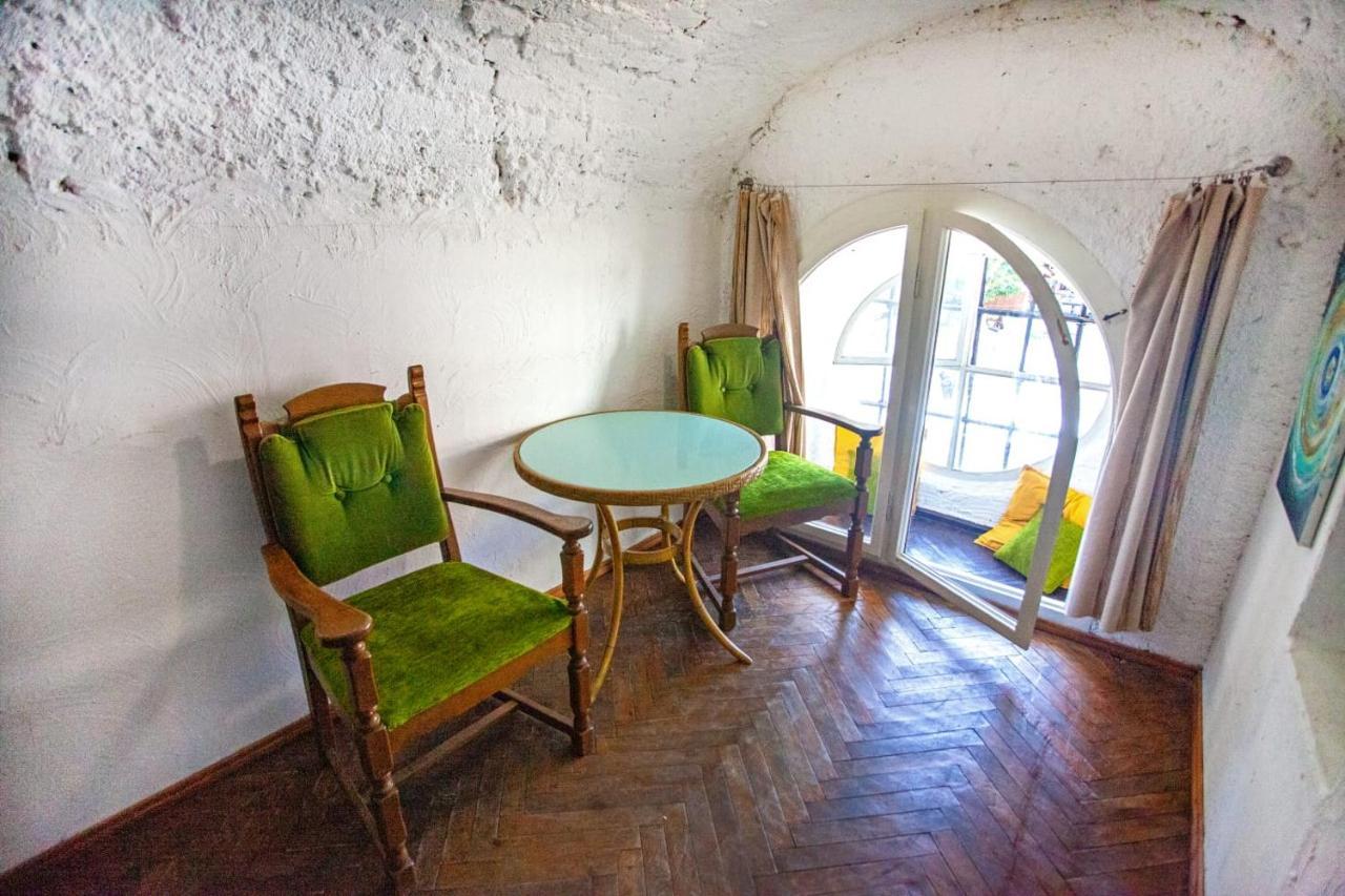 Artrooms -Round Windows Rynok Sq Lviv Exterior photo